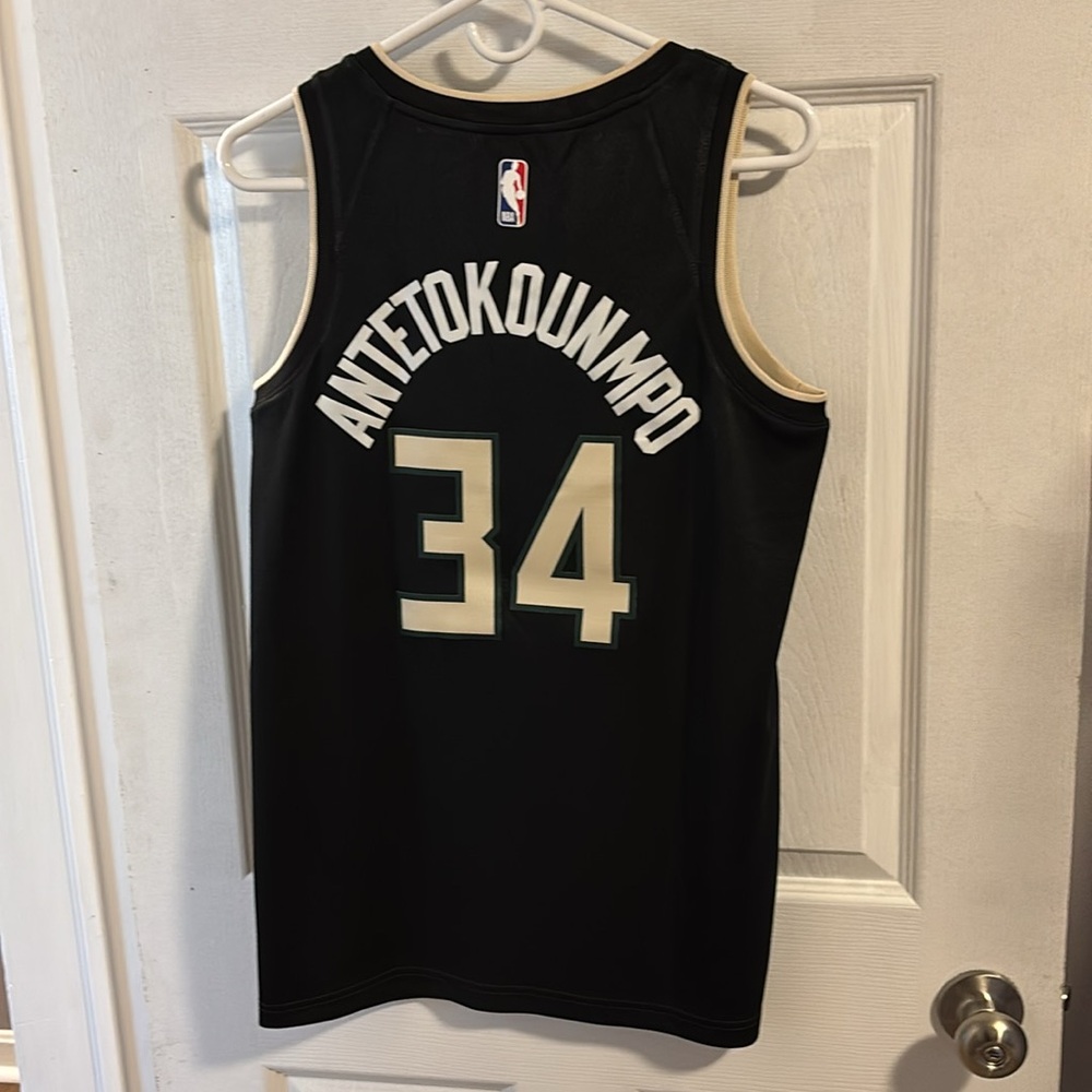 Jordan Milwaukee Bucks Giannis Antetokounmpo jersey - Picture 2 of 4